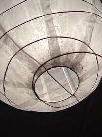 Massiver Staub auf/in Lampe im Schlafzimmer