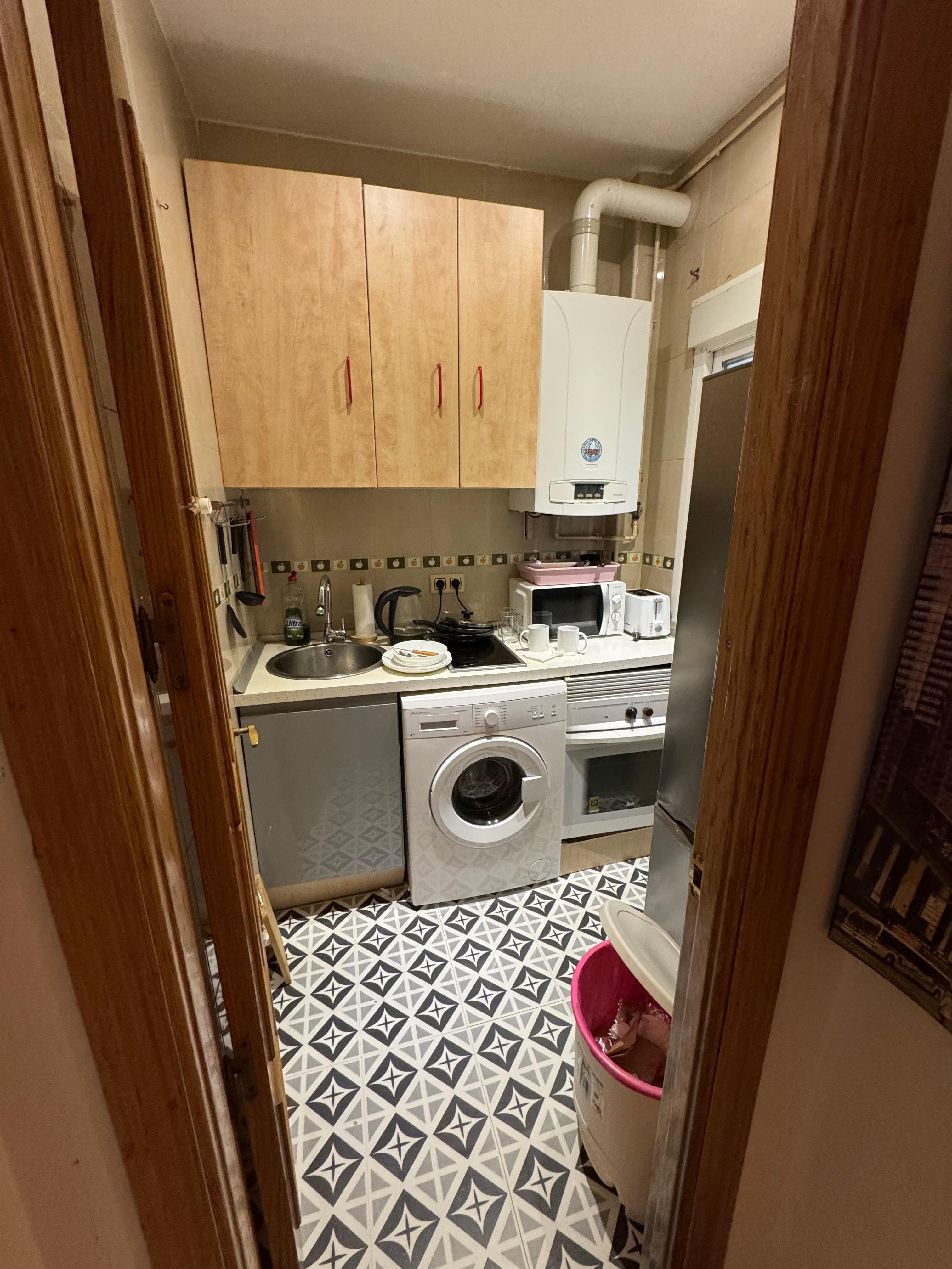 Tiny kitchen, you can’t open the freezer without moving the garbage, the oven door almost hits the fridge when opened. 