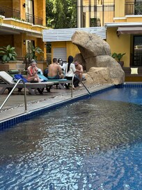 Poolen med det kolde vand og meget skygge