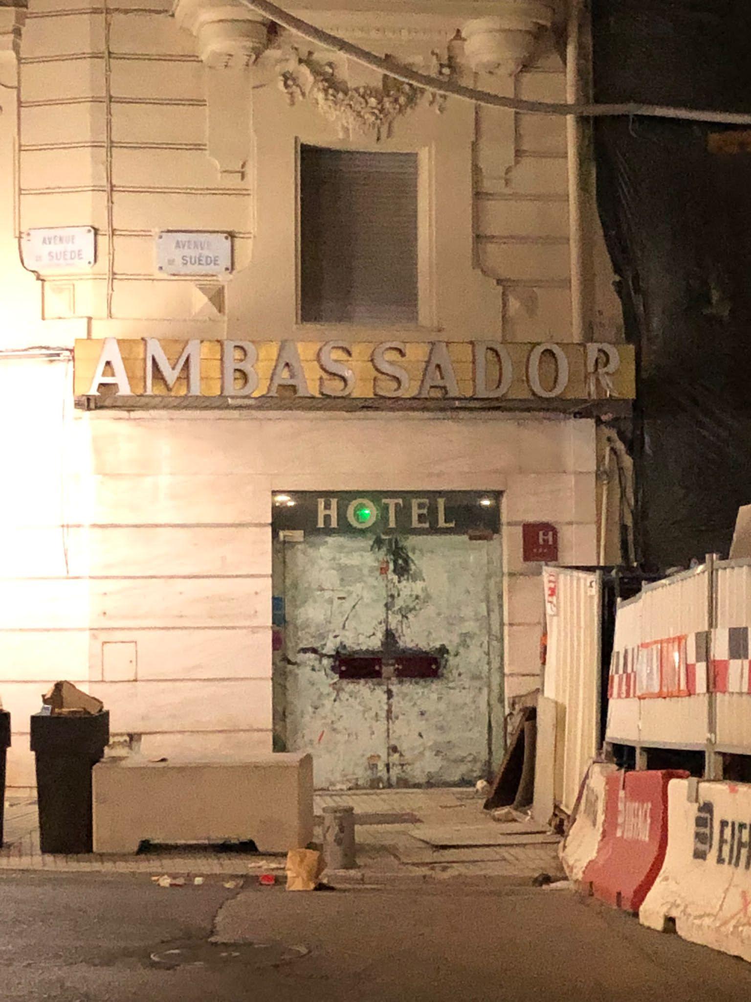 Voici l'hôtel  Ambassador de Nice, le soir de ma réservation. Inadmissible de laisser cet hôtel sur votre site.
J'ai dû dormir dans ma voiture, car le soir votre plate forme relogement ne parle pas français. 
Je n'ai pas pu discuter, je parle pas anglais