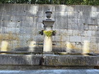 Gegenüber ein historischer Brunnen, zur Erinnerung an die Unabhängigkeitserklärung 1848