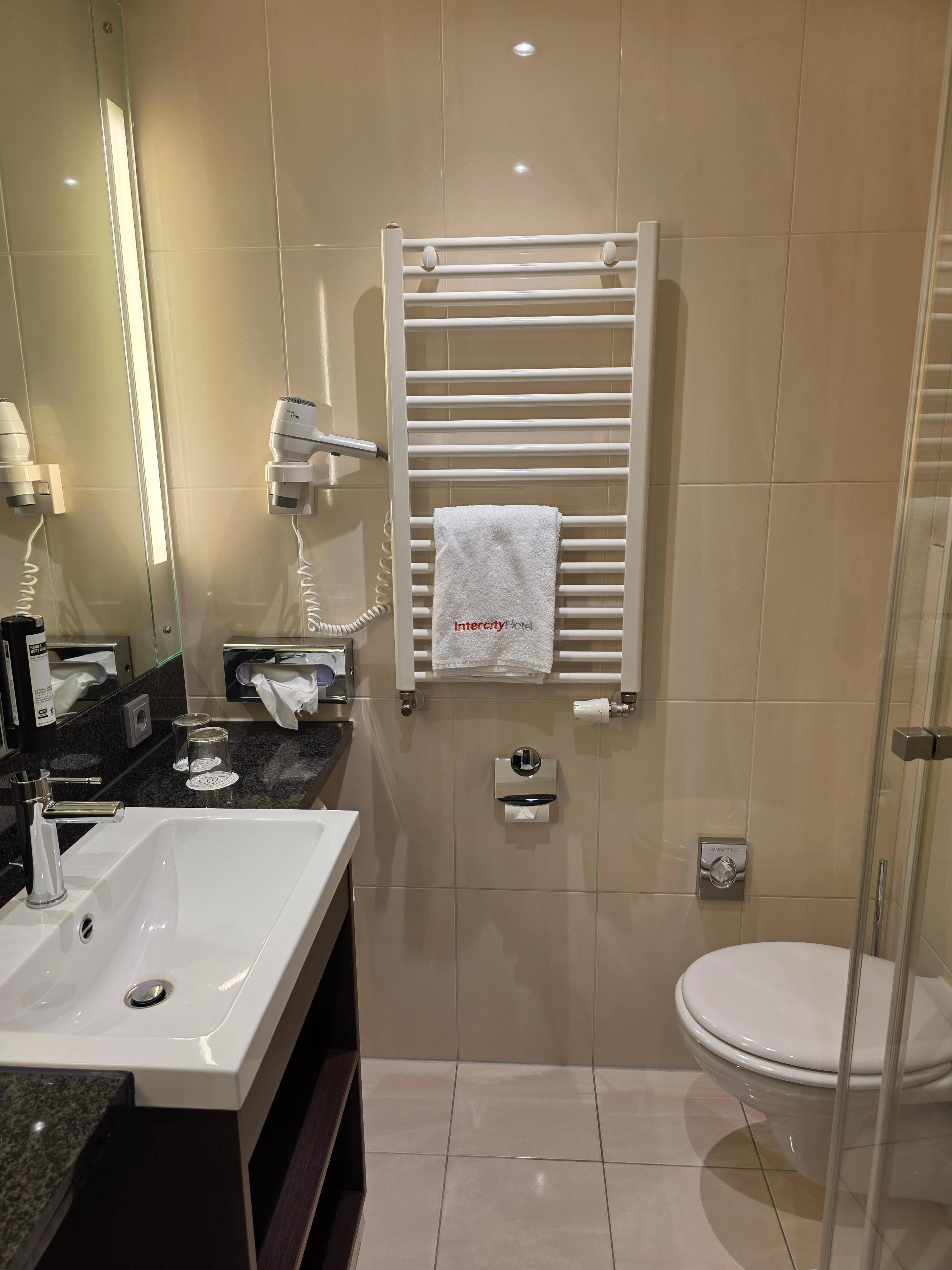 Bathroom. Plenty of hot water.