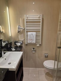 Bathroom. Plenty of hot water.