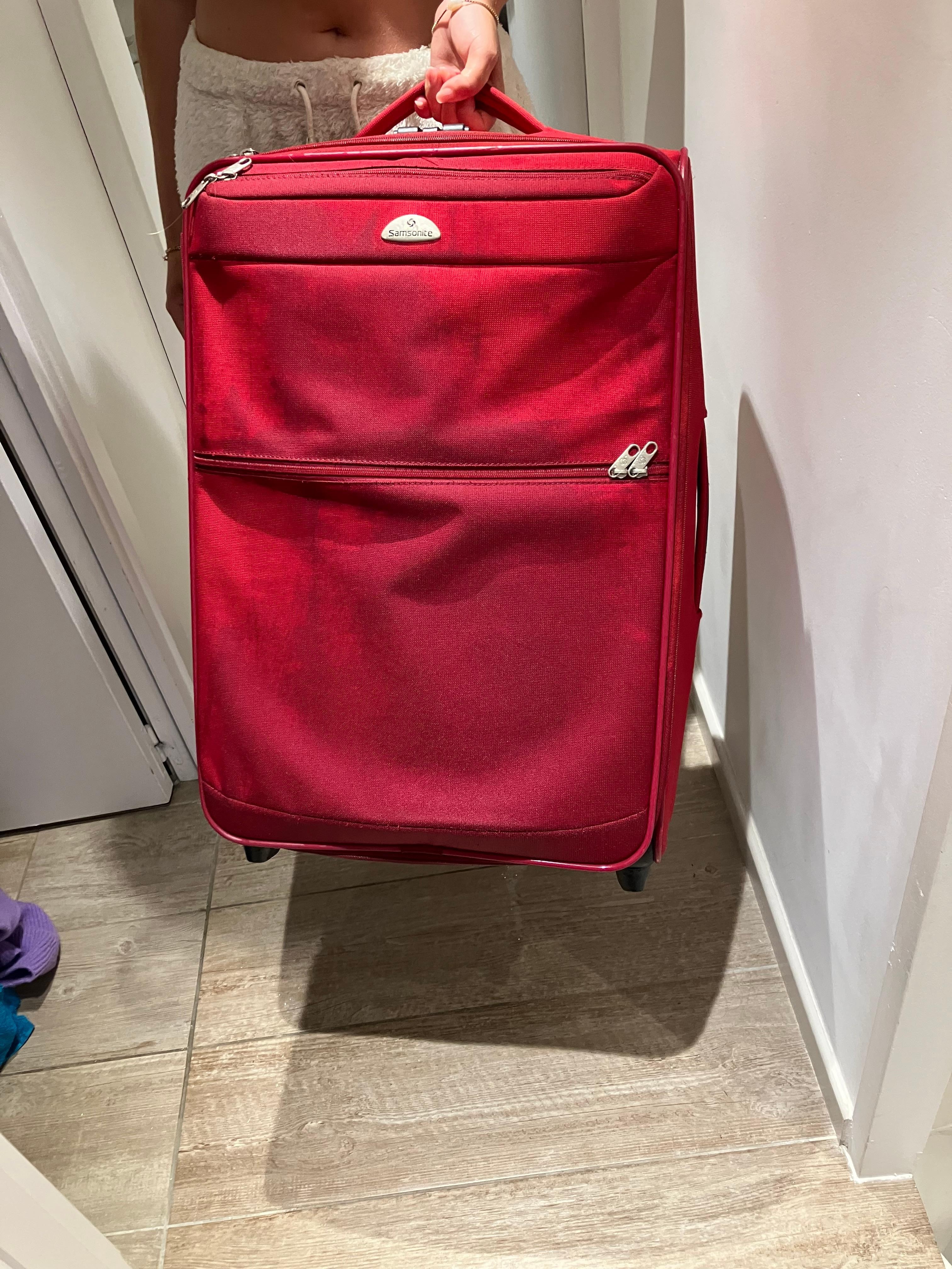 Koffer mit Kleidung durchnässt.