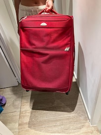 Koffer mit Kleidung durchnässt.