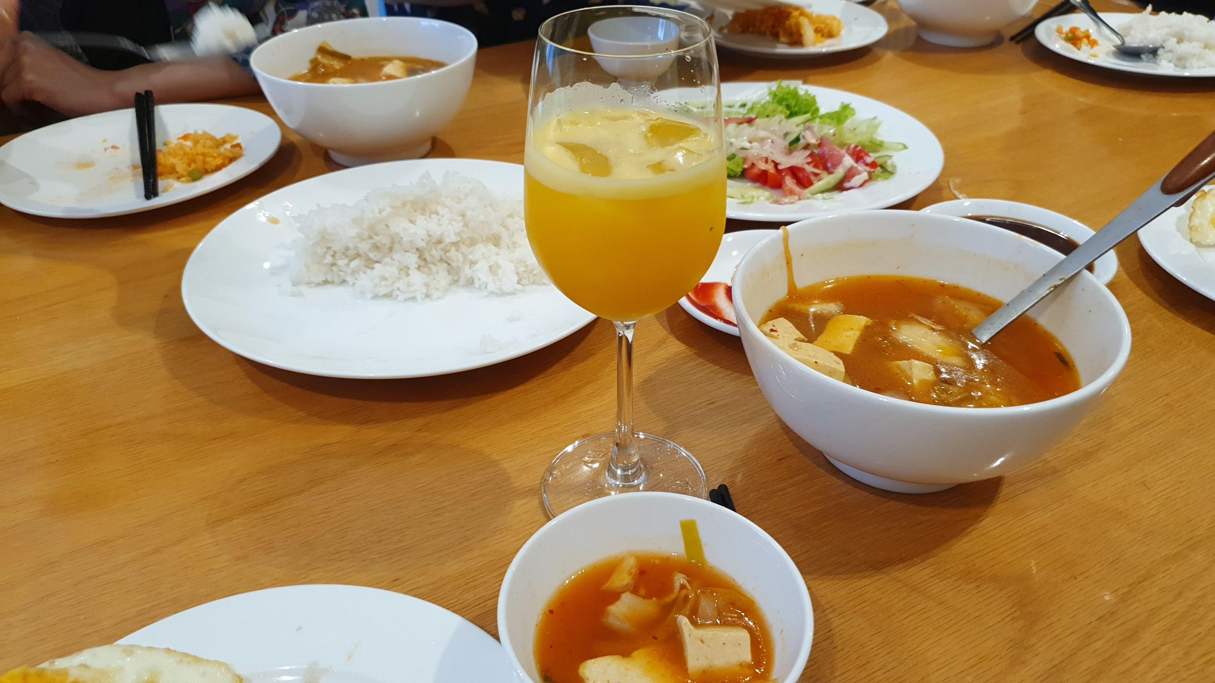 코리아 스타일 조식. 김치볶음밥, 계란후라이, 참치샐러드, 군만두, 김치찌개, 흰밥, 과일, 생과일주스, 쓰어다커피 구성. 생각보다 먹을만함