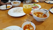 코리아 스타일 조식. 김치볶음밥, 계란후라이, 참치샐러드, 군만두, 김치찌개, 흰밥, 과일, 생과일주스, 쓰어다커피 구성. 생각보다 먹을만함