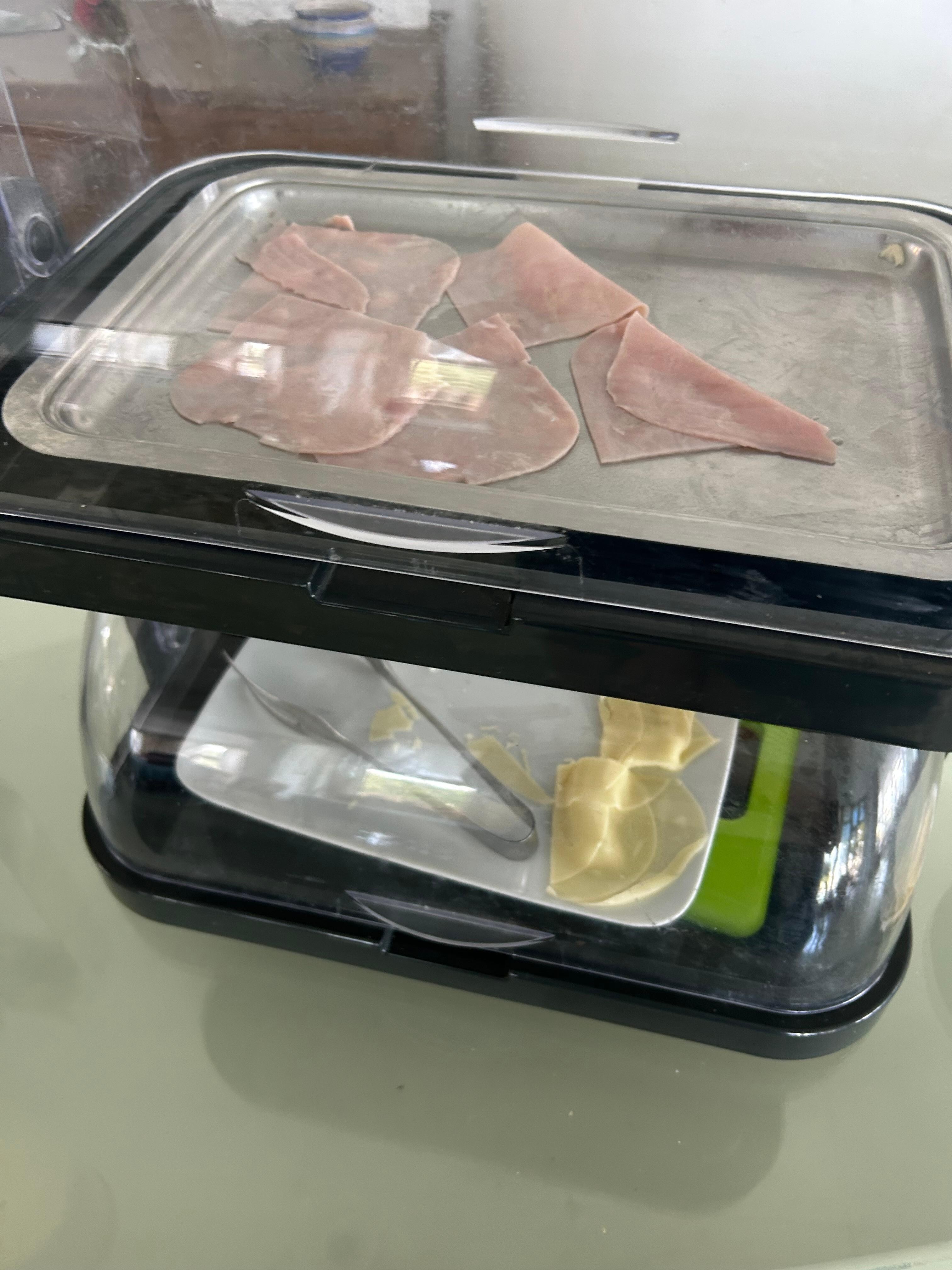 Die Wurst lag tagelang genaus so dort. Niemand hat etwas davon gegessen. Der Käse war zerschmolzen und auch nicht frisch. 