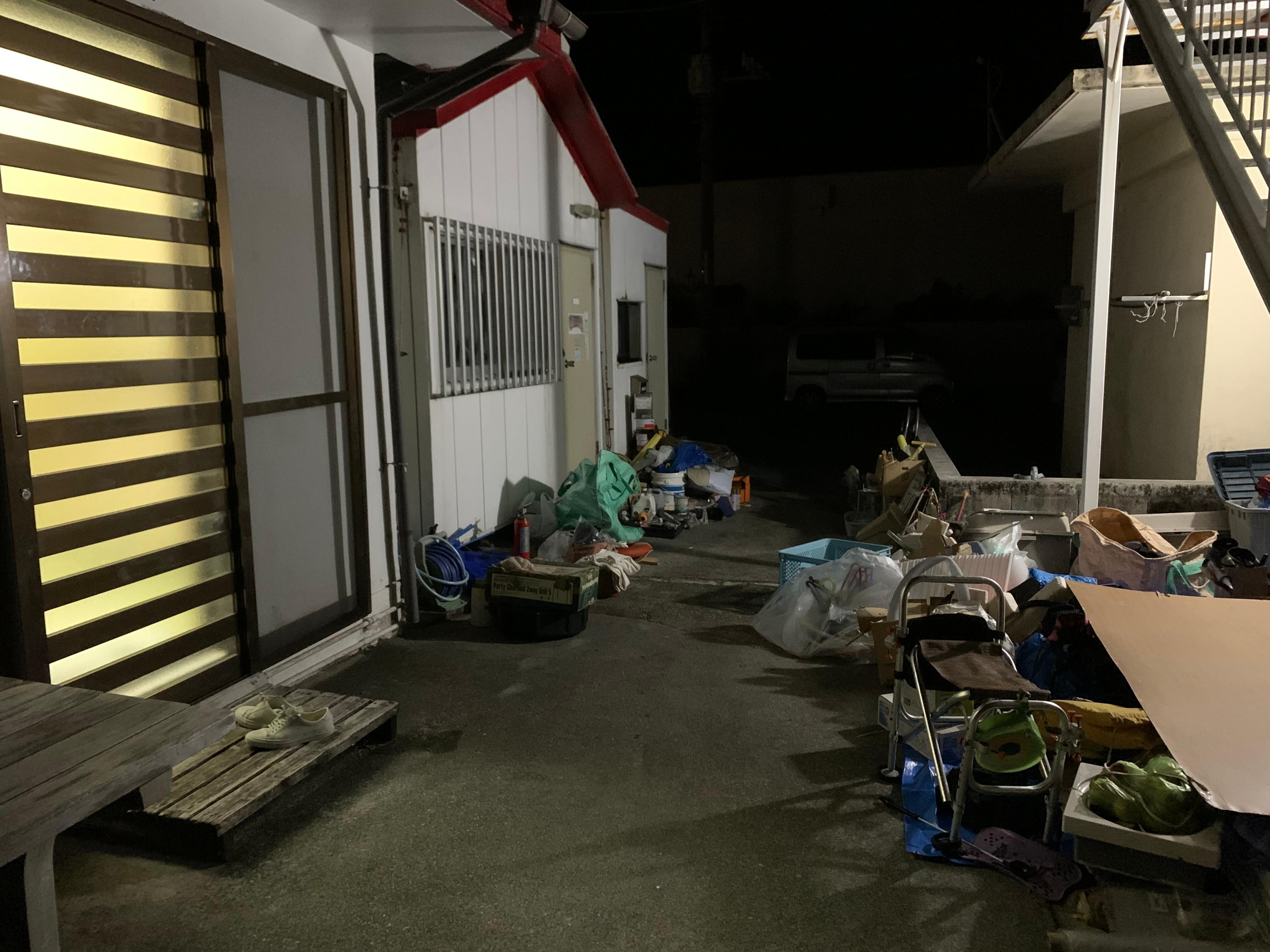 La cour et la porte du Cottage (lumière allumée)