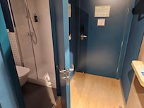 Habitación con cama doble: baño y entrada.