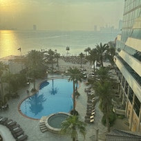 プールは綺麗で清潔感あり