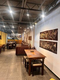 Aqui é um convite ao nordeste, senti-me como se tivesse dentro da cultura, tbm tem esse ar de sofisticação, os tons, o espaço e a estética se comunicam muito bem com a ideia que se faz de antemão sobre o lugar antes mesmo de se assentar a mesa.