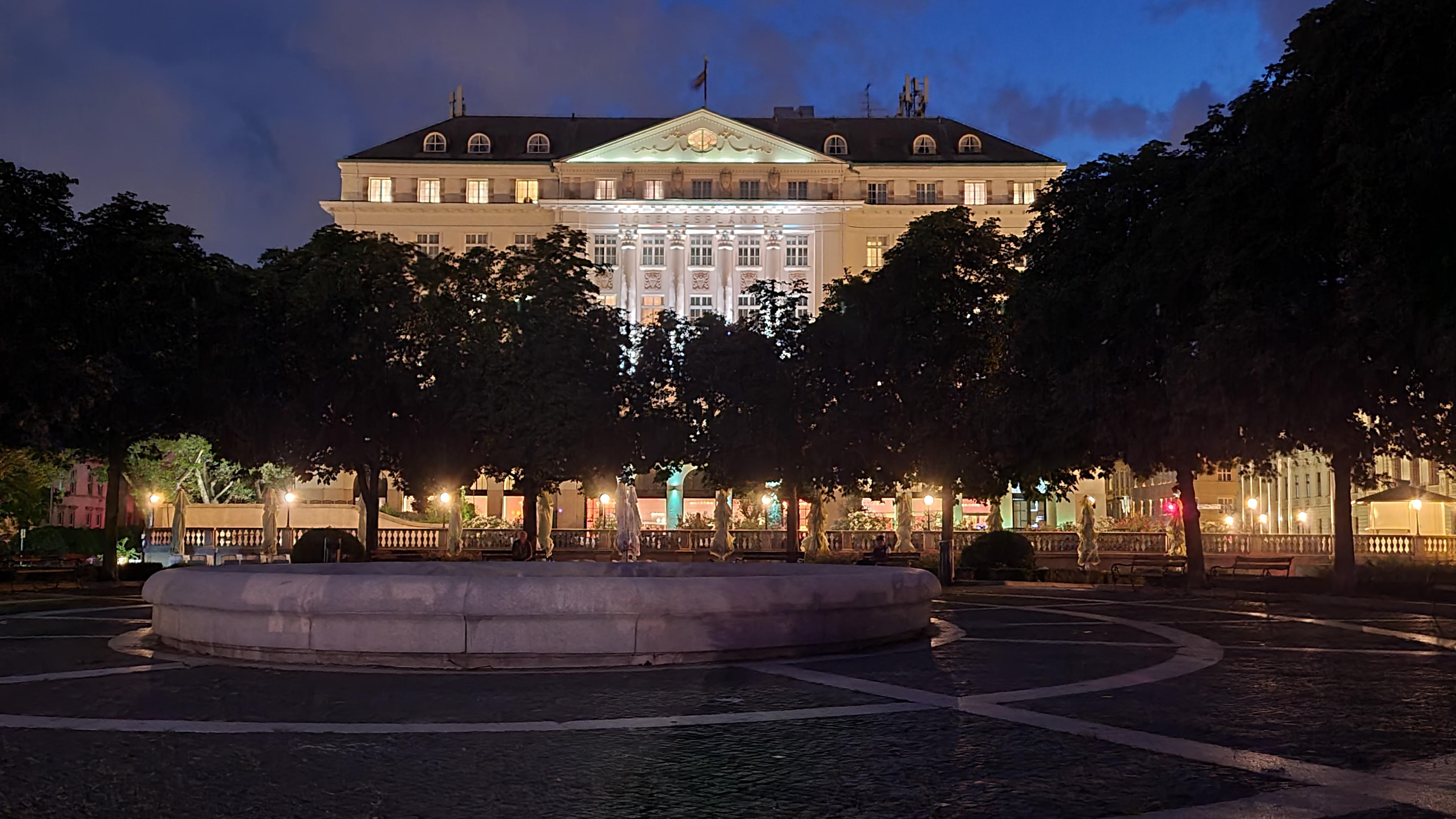 Das Hotel bei Nacht