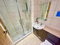 Downstairs ensuite to twin bedroom