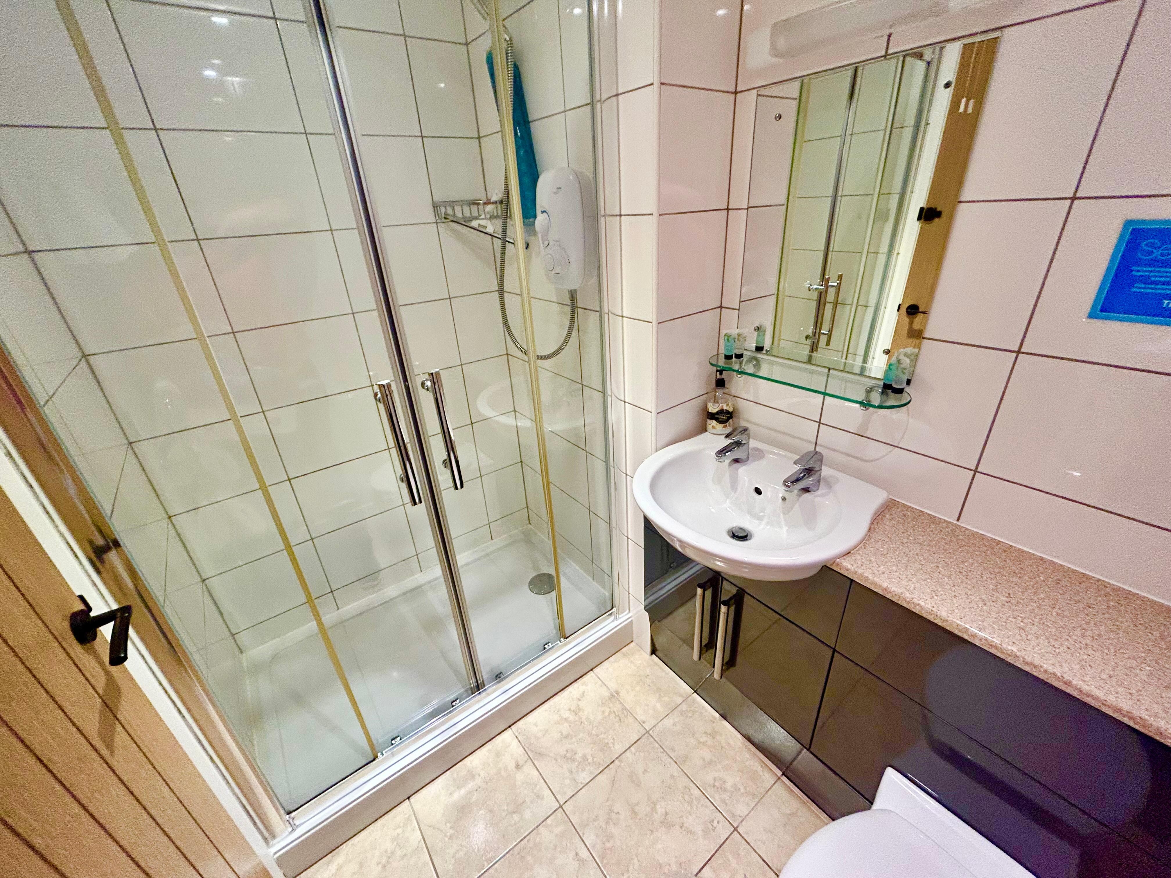 Downstairs ensuite to twin bedroom