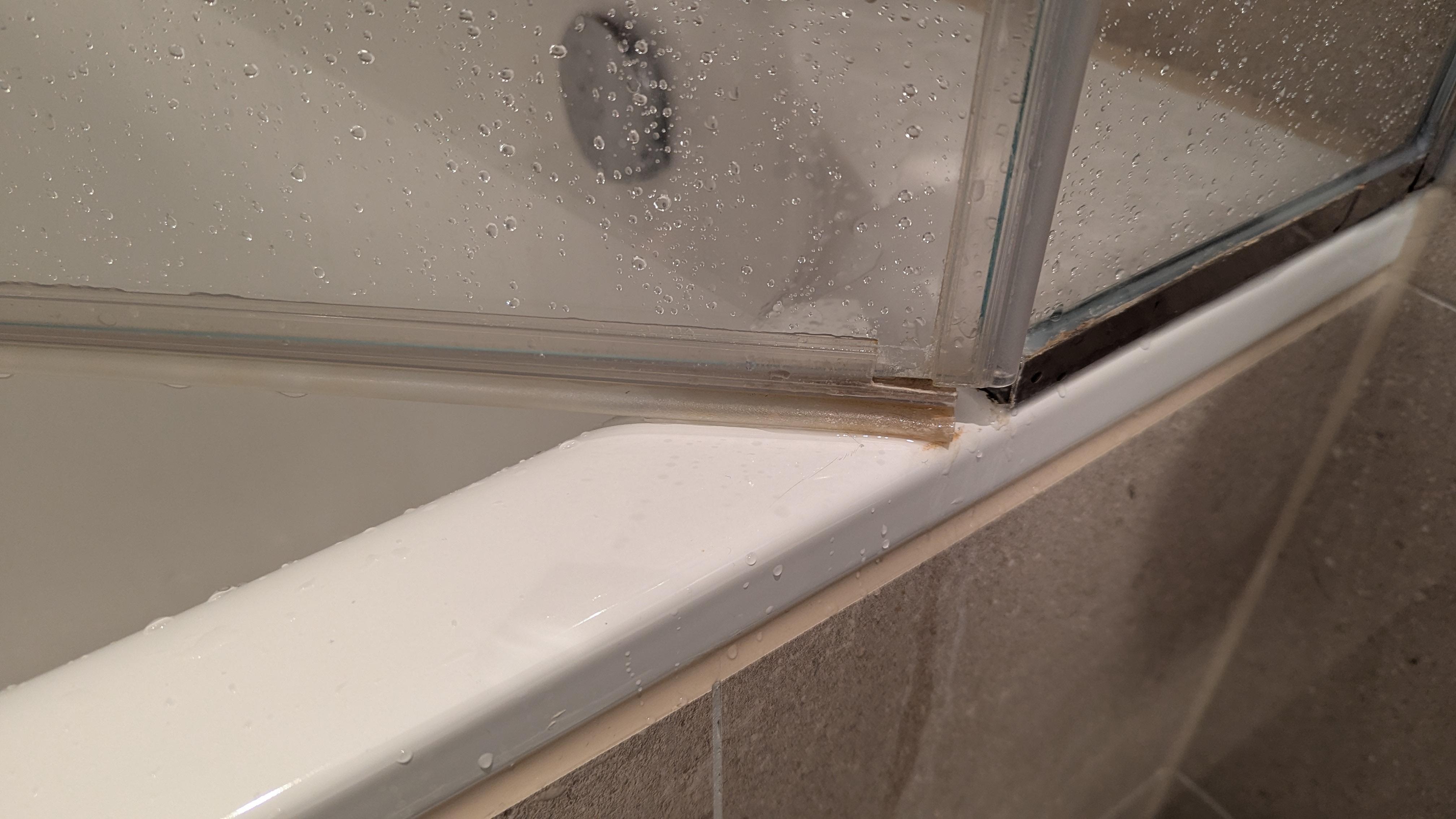 このため、シャワーに近い支点側に隙間ができてしまうため、ここから水が漏れます。