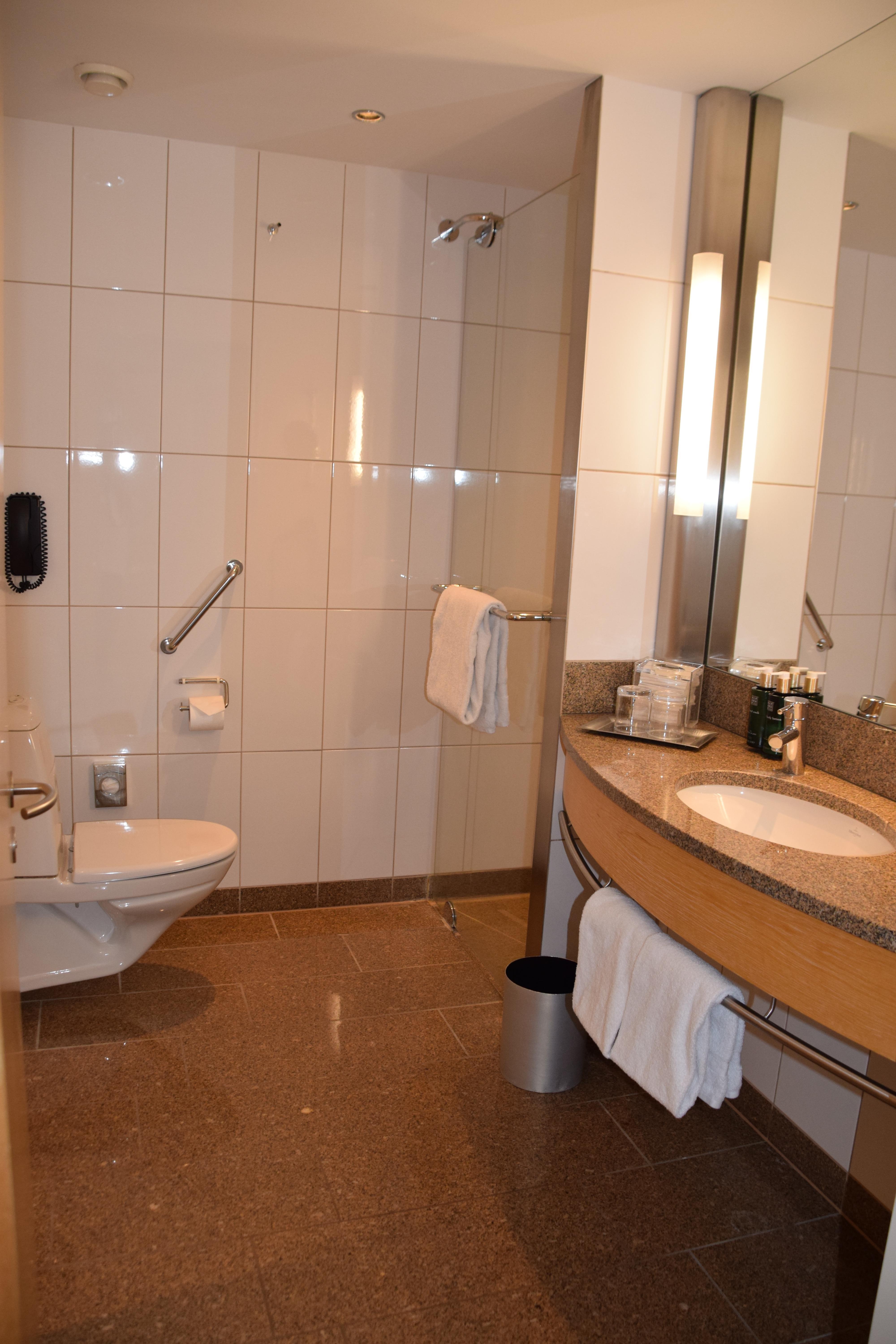 Salle de bain avec baignoire et douche italienne.