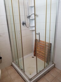 douche cassée, les parois tombent, receveur de douche qui s'éveille, pourriture de tous les joints, cailleboti avec moisissures