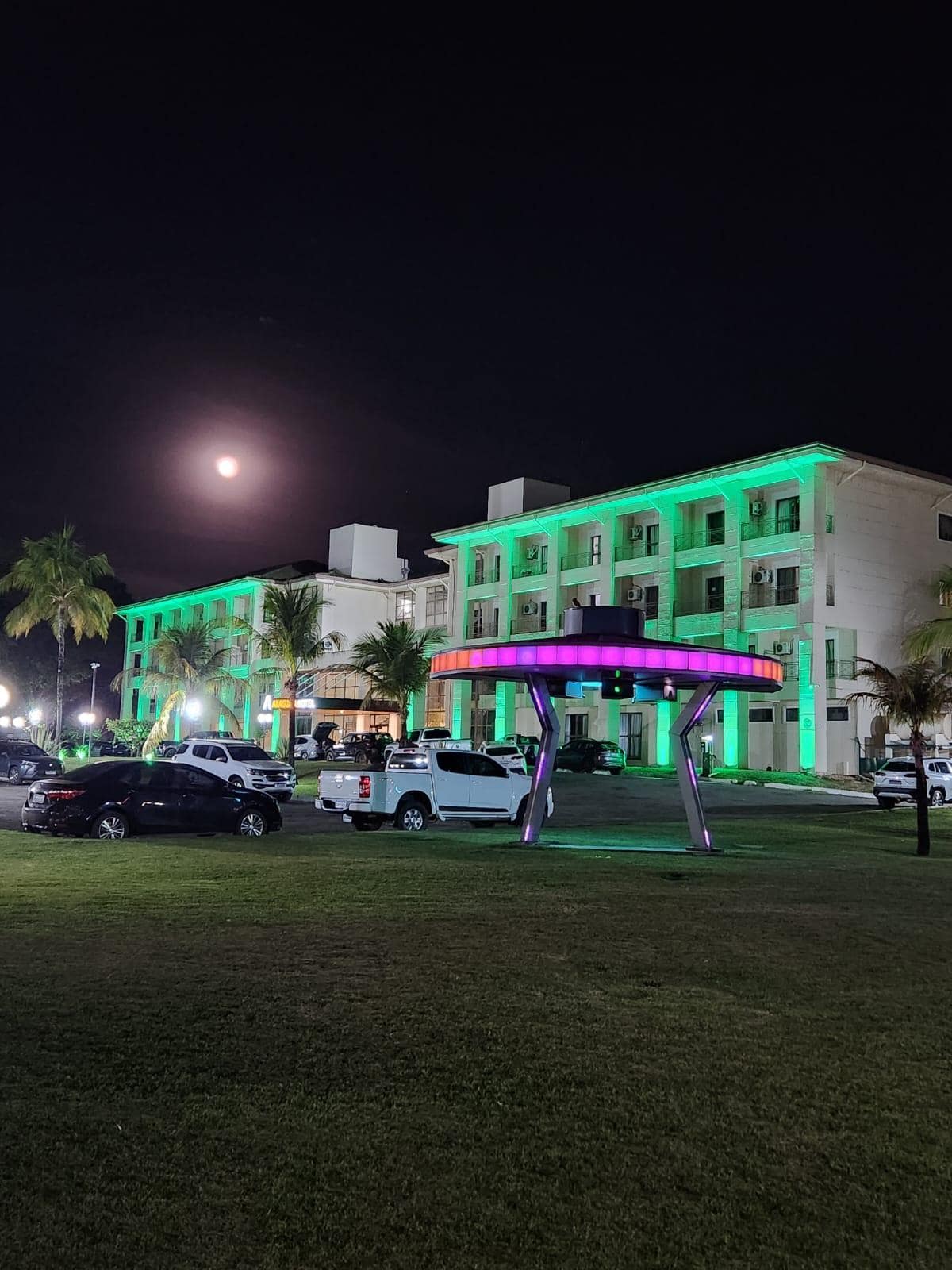 Lindo o hotel a noite!