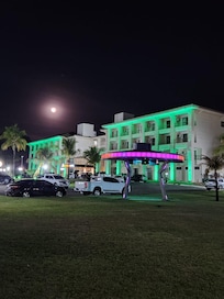 Lindo o hotel a noite!