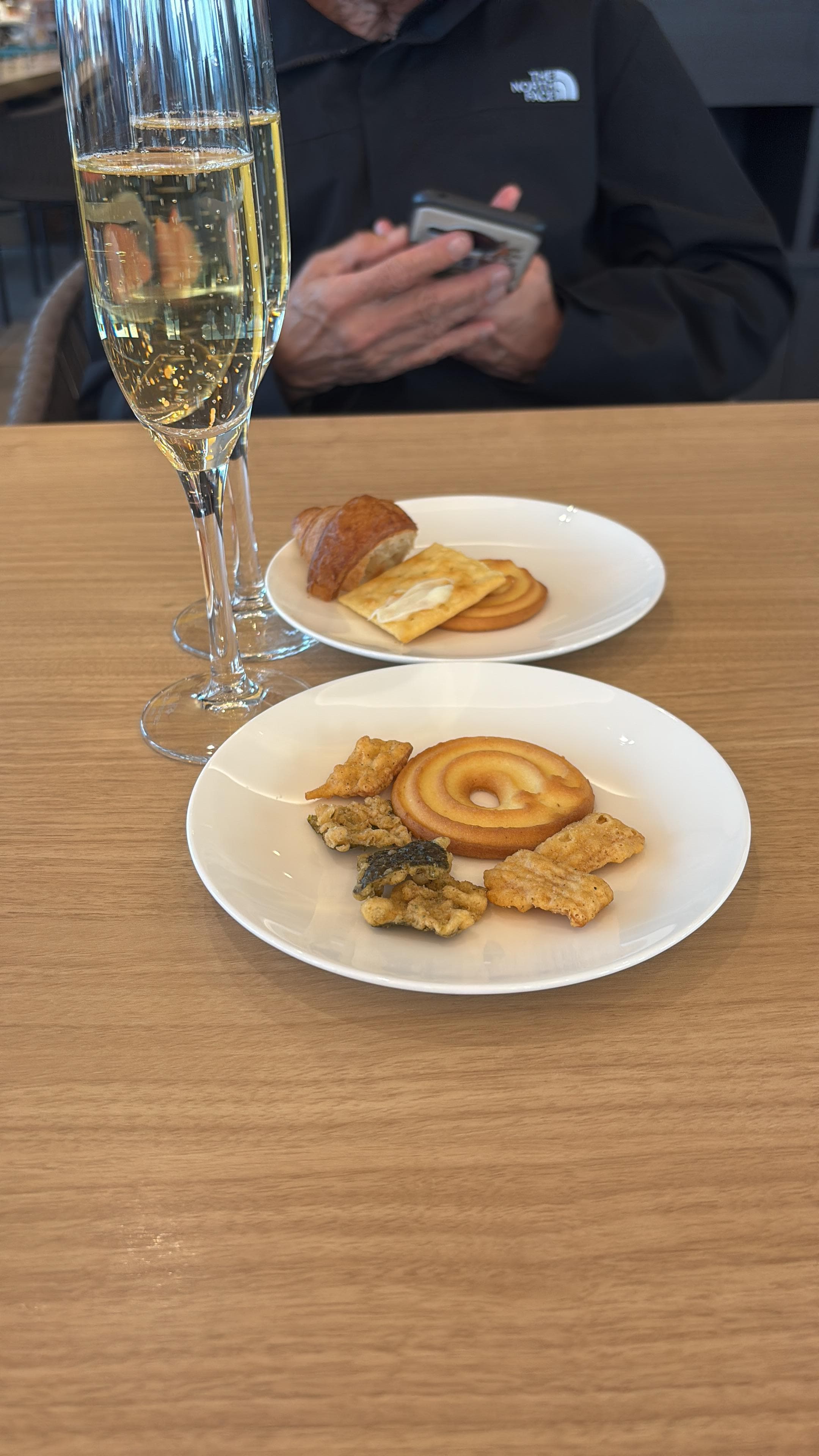 14/F lounge 不同時段有不同食物供應，有咖啡啦，茶漬飯，餐酒及小食。非常貼心！