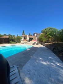 Piscine à l’abris du regard, très au calme, soleil tout la journée. Très agréable.