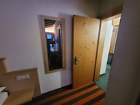 Single bed room. Not huge, but more than enough for just one person.
