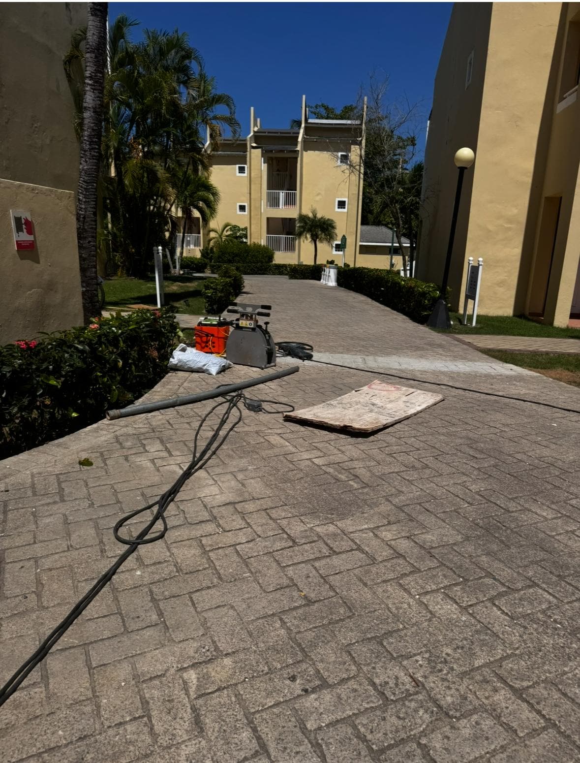Construccion ruido cables- asi para ir de la habitacion a la playa, comer, etc