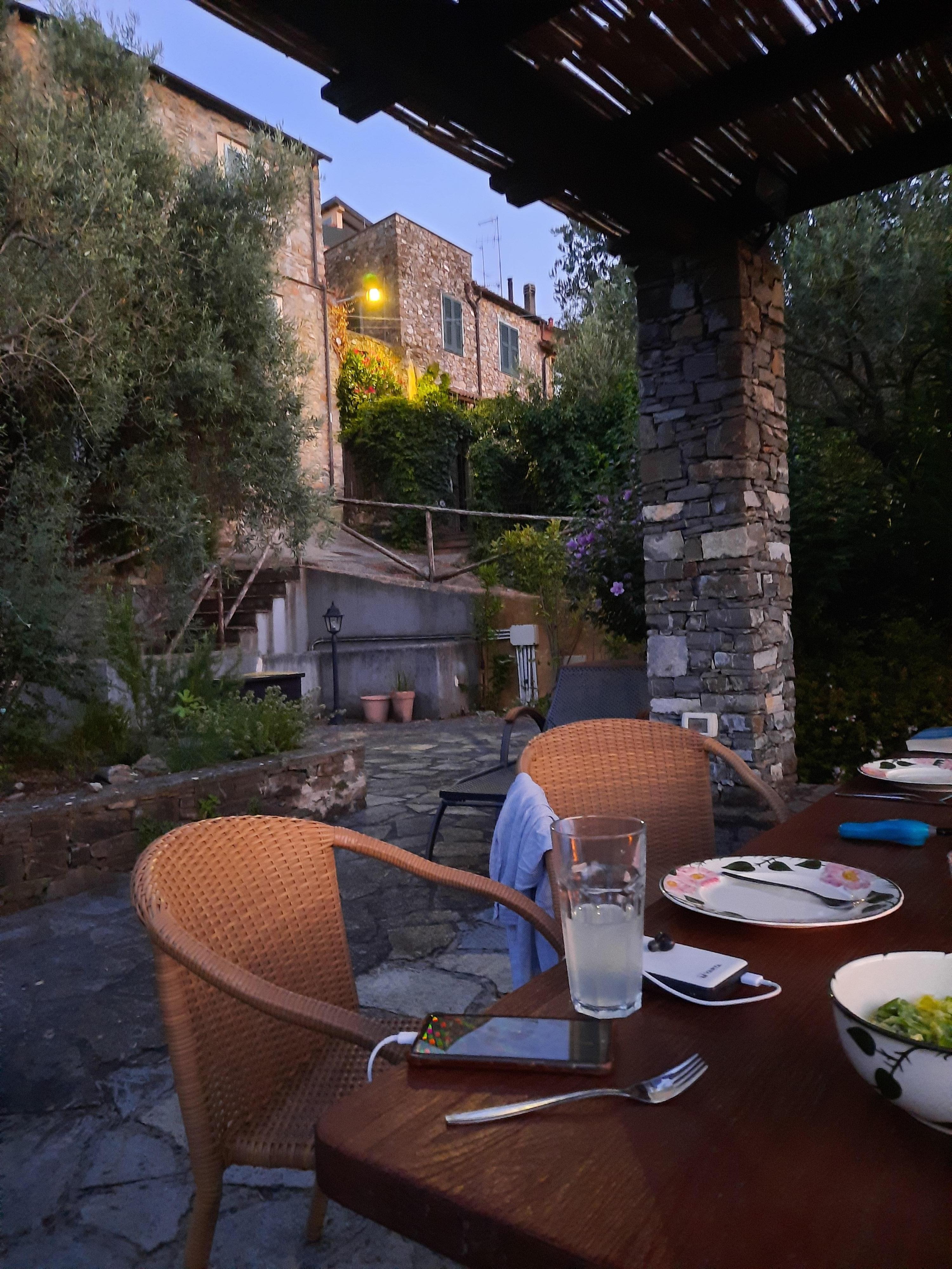 Blick vom "Garten" zum Haus oben rechts ...
