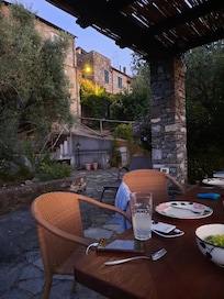 Blick vom "Garten" zum Haus oben rechts ...