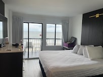 Bed w/TV
oceanfront view and balcony