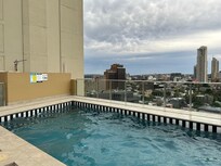 Härlig pool på taket.