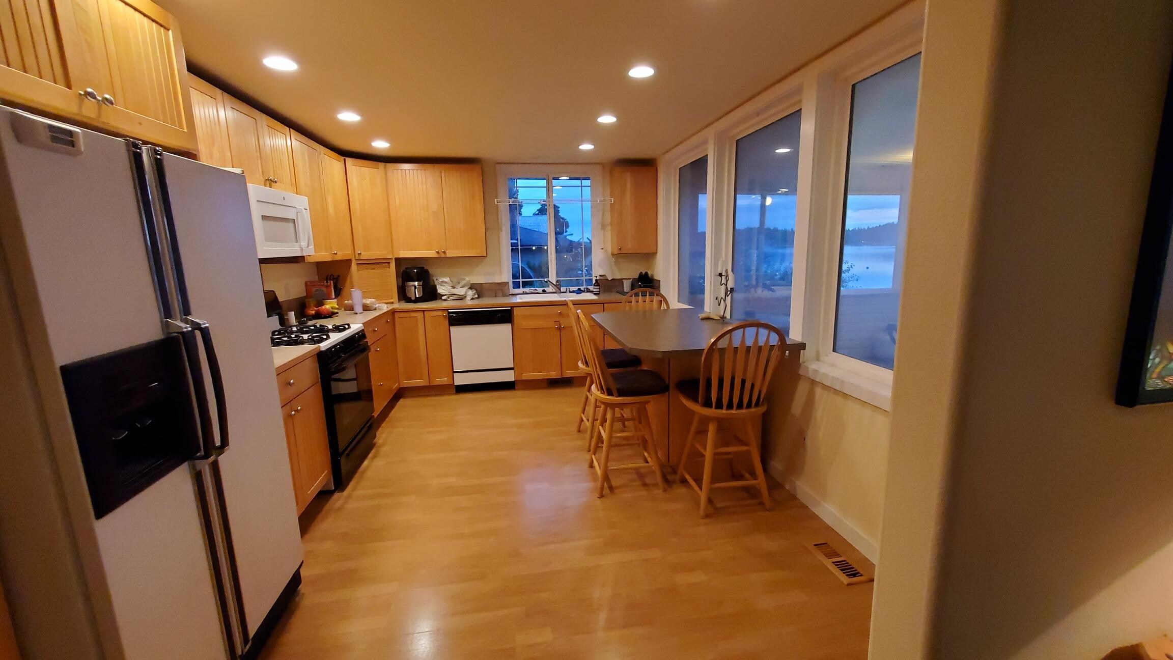Nicely equipped kitchen. We used the air fryer. Big windows to see the views