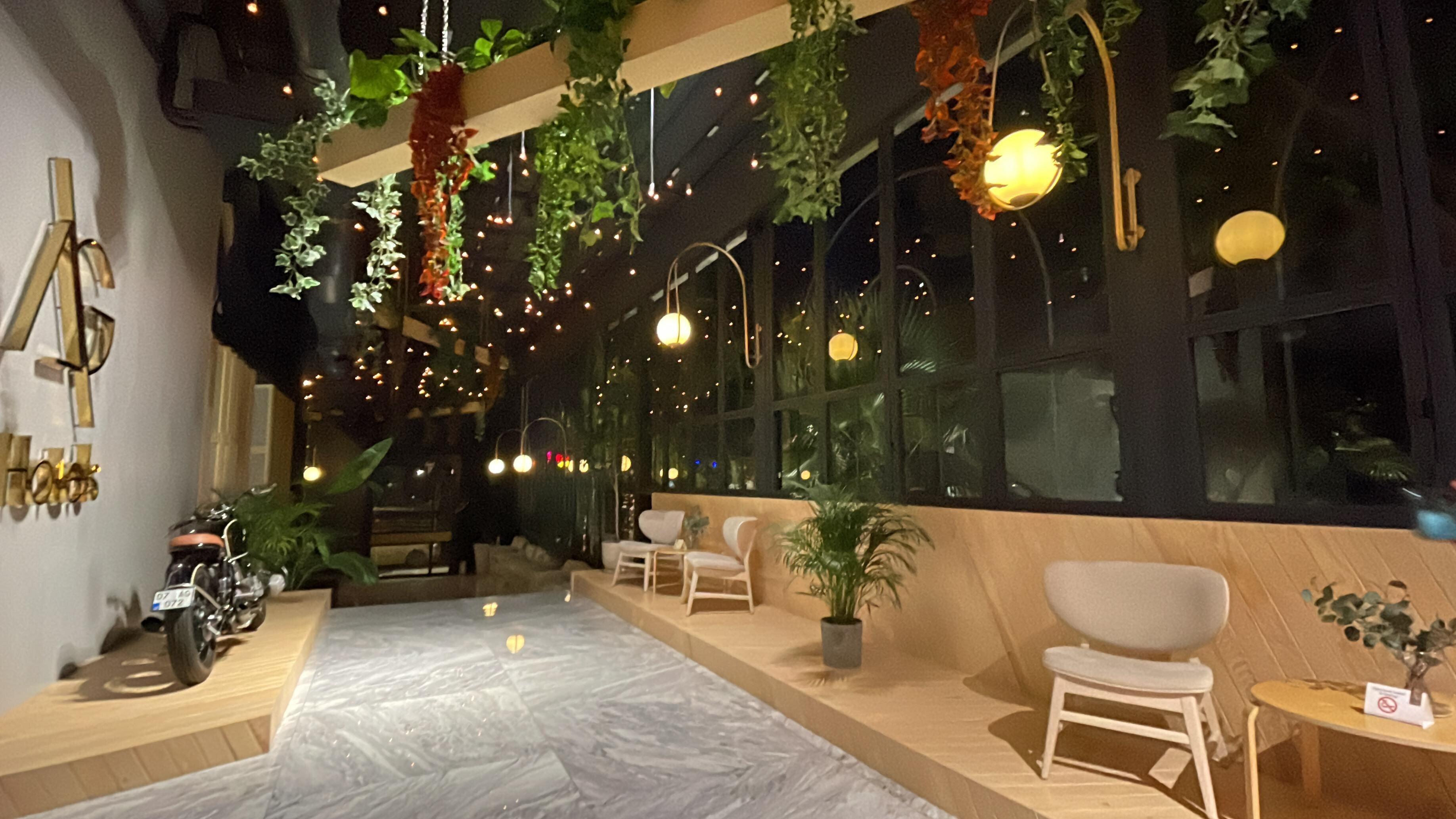 로비 입구에서 레스토랑 가는 길