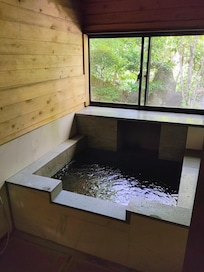 朝にはもう一度浴室を利用すると、庭を見ながら入ることができます。