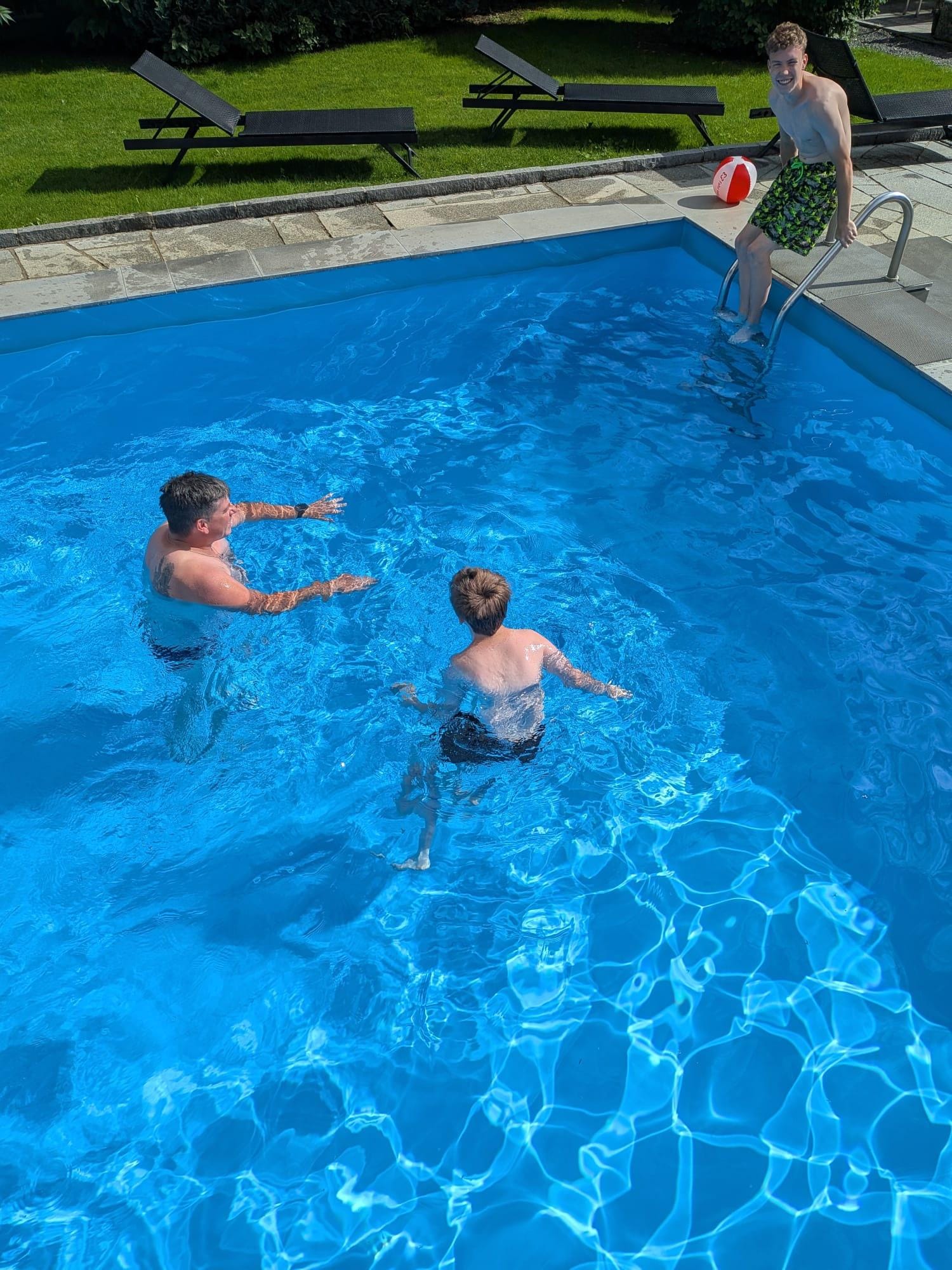 Spielen im Pool 