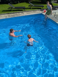 Spielen im Pool
