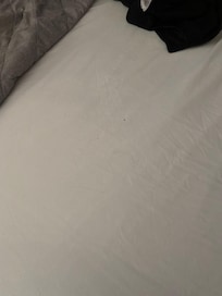 1 bed, with hairy seen like they don’t change both beds