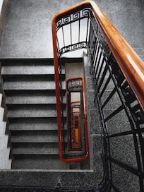 Treppenhaus (neben Fahrstuhl)