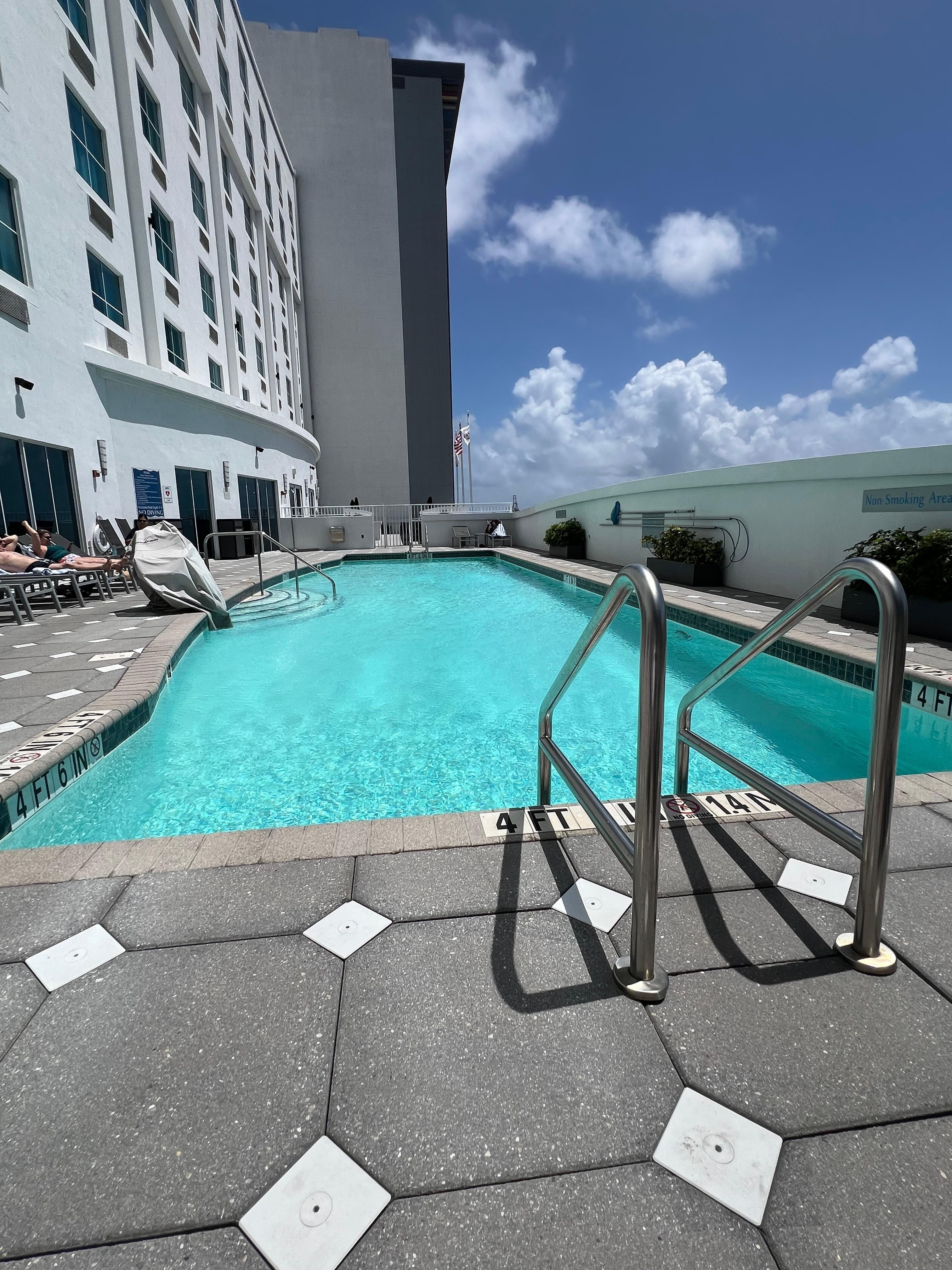 Lovely pool and loungers. 