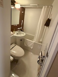 大浴場あるから浴槽は使わないけどここもかなり狭い