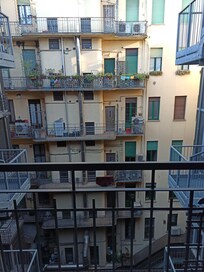 Näkymä sisäpihalle huoneen parvekkeelta.