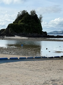 Wenn das Wasser zurück geht, dann ist abgesperrte Bereich ist kaum zum schwimmen geeignet und sehr trist ist
