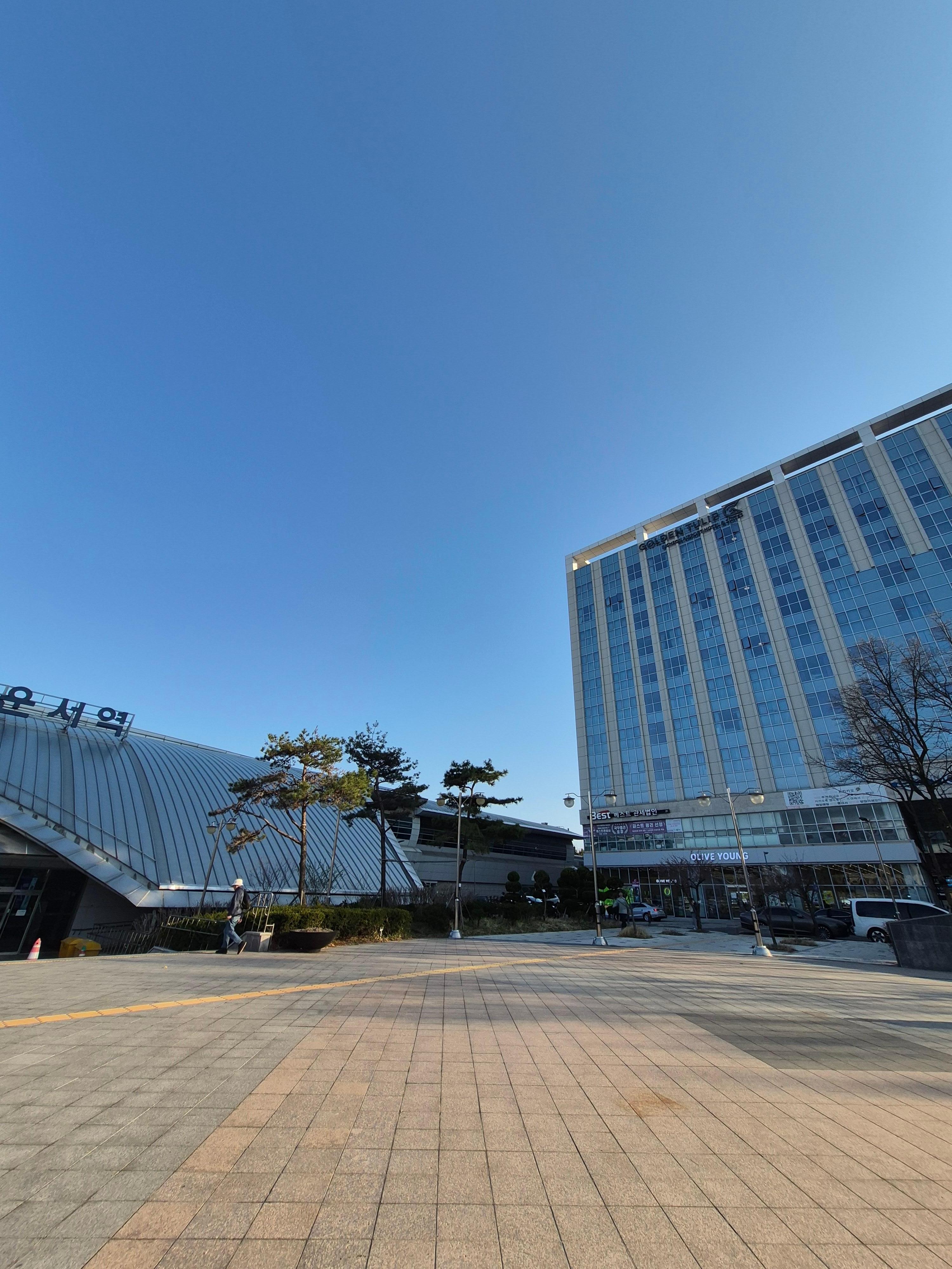 左が駅。右がホテル