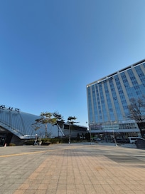 左が駅。右がホテル