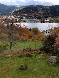 Vue sur le lac depuis le chalet