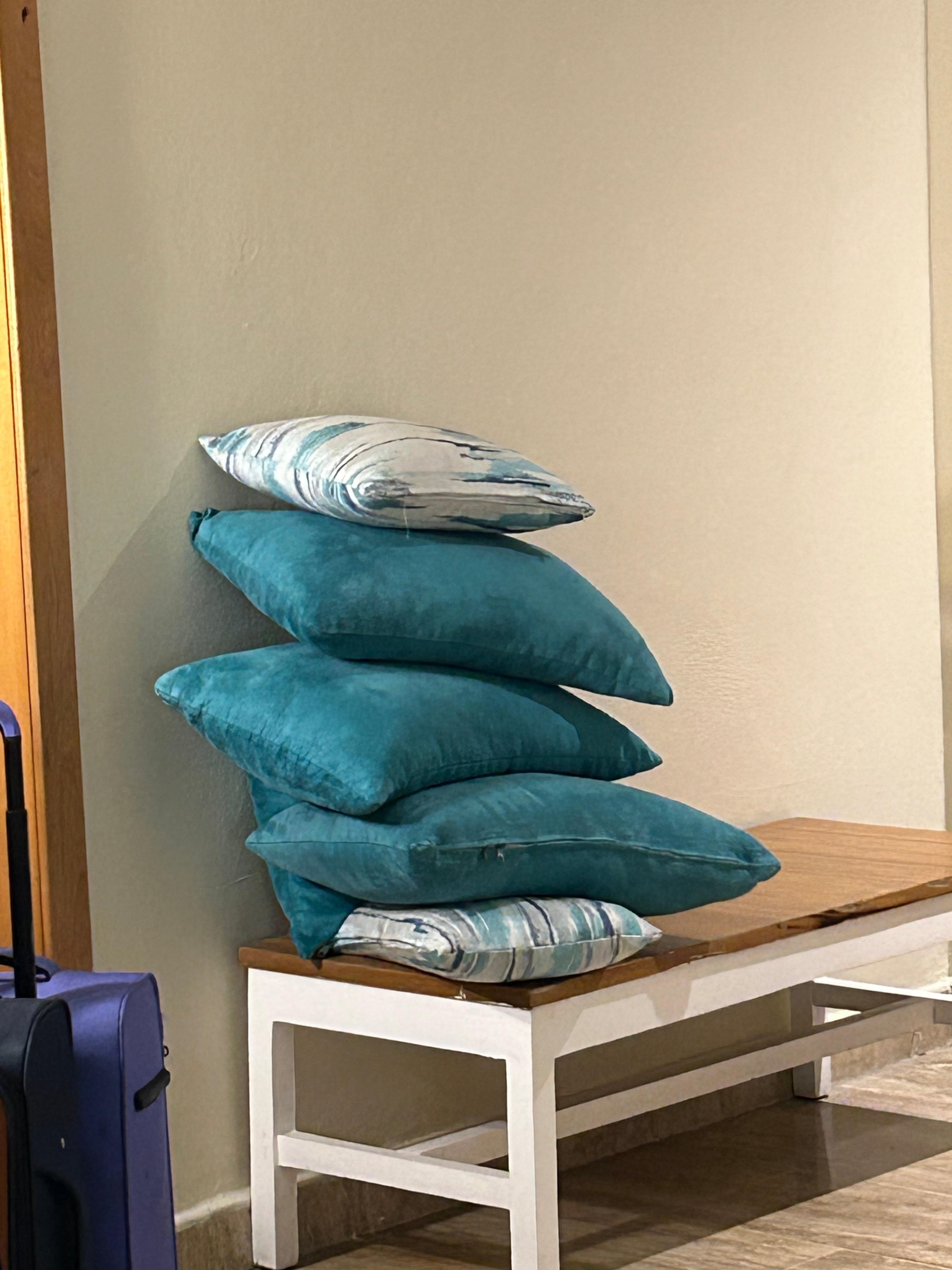 Primera habitación que me dieron  esos cojines tuve que quitarlos de la cama el olor era insoportable , y fue reportado inmediatamente y también que faltaba lámparas en la habitación , y llame a recepción y le informé lo del aire.