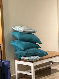 Primera habitación que me dieron esos cojines tuve que quitarlos de la cama el olor era insoportable , y fue reportado inmediatamente y también que faltaba lámparas en la habitación , y llame a recepción y le informé lo del aire.