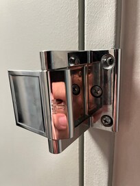 Extra skydd för ytterdörren som satt löst pga att en skruv fattades