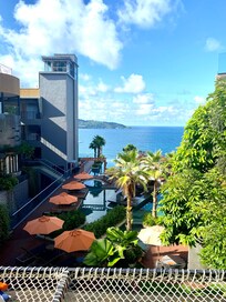 Udsigt på hotellet over poolen